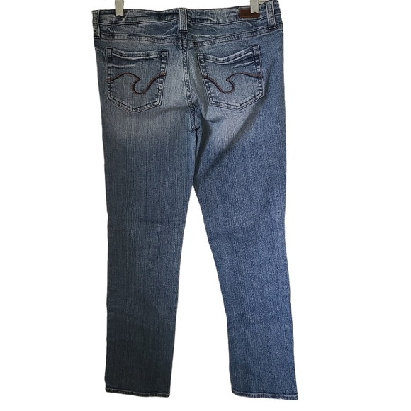 Refuge Medium Wash Straight Leg Jeans Embroidered Back Pockets  Size 11S Short - Picture 1 of 3